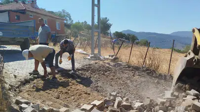 Burhaniye'de yol yapım ve bakım çalışmaları aralıksız devam ediyor, ekipler sahada!