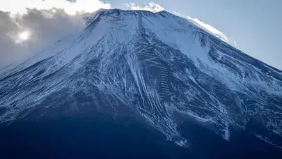 Fuji Dağı'na tırmanan baba, zirveye ulaşmak için küçük oğlunu tek başına bıraktı