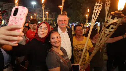 Yunusemre'de Zafer Bayramı coşkusuyla Tolga Çandar şarkılarıyla dolu bir gece yaşandı