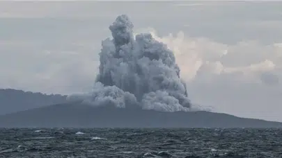 Anak Krakatau yanardağı patladı: 6 havalimanı kapatıldı