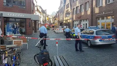 Almanya'da araç yayaların arasına girdi