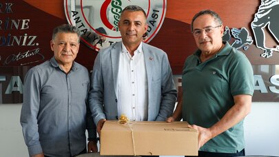 Manavgat Belediye Başkanı Op. Dr. Niyazi Nefi Kara, Antalya Barosu'nu ve Tabip Odası'nı ziyaret etti