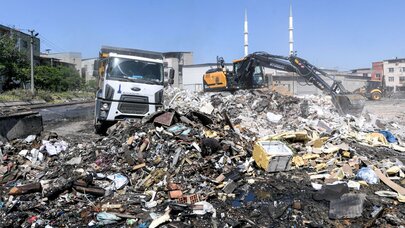 İzmir Büyükşehir Belediyesi’nden Buca’da 1100 Tonluk Temizlik Operasyonu