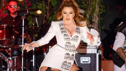 Hadise bir kıyafetle hem seksi hem rüküş olmayı başardı
