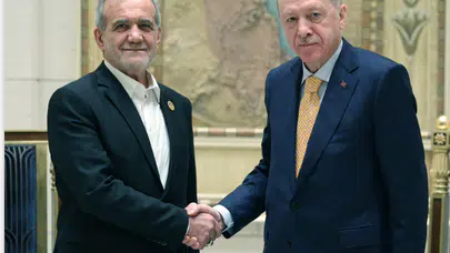 Cumhurbaşkanı Erdoğan D-8 Zirvesi’nde İran Cumhurbaşkanı Pezeşkiyan ile görüştü