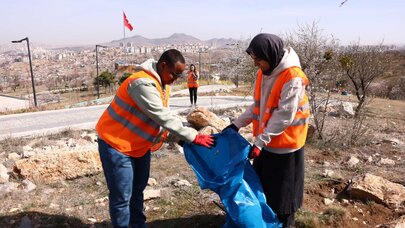 Çankaya’da Çevre İçin El Ele: Öğrenciler ve Belediye Bademlidere’de Atık Topladı
