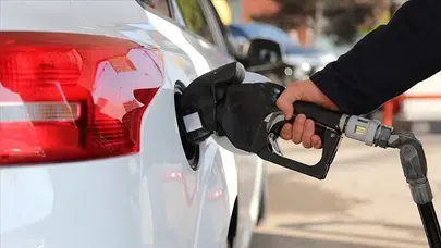 Petrol Düşüşte, Pompa Fiyatları Değişiyor: Çarşamba Gecesi Rekor İndirim Geliyor