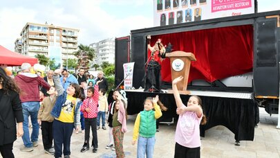Çiğli’de Kitapla Başlayan Hayal Yolculuğu: Minikler Sanatla Buluştu