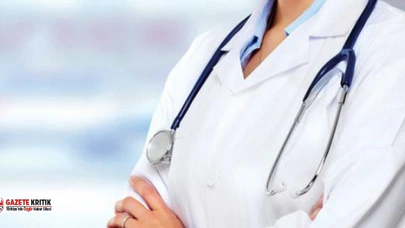Koronavirüs şüphelisi suyun içine tükürüp doktora serpti