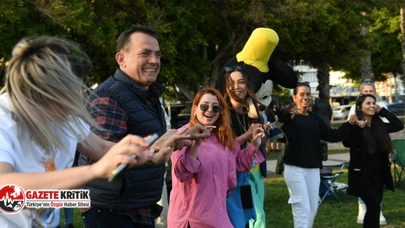Mersin Yenişehir Belediye Başkanı Abdullah Özyiğit gençlerle şarkı söyledi, horon oynadı