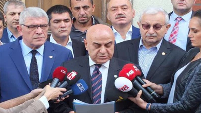 İYİ Partililer'den Akşener'in evinin önünde açıklama