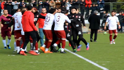 Amatör maçta futbolcular yumruk yumruğa kavga etti, 5 kırmızı kart çıktı