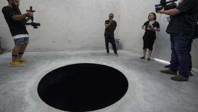 Böylesi görülmedi… Sanat eserinden düştü