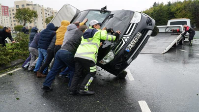 Zeytinburnu'nda kayganlaşan yolda trafik kazası