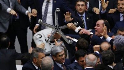 AKP'liler Meclis'te tekbir getirerek saldırmış!