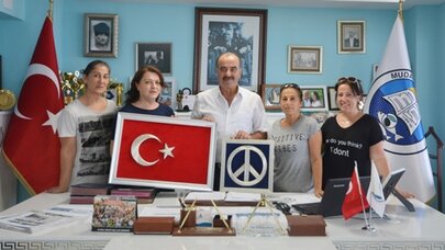 BARIŞ VE BAYRAK SEVDALISI  BAŞKANA ÖZEL HEDİYE