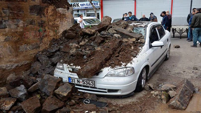 Otomobil, çöken duvarın altında kaldı
