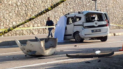 Hafif ticari araç duvar ile bariyerlere çarptı: 1 ölü, 1 yaralı