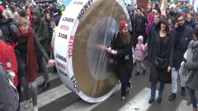 Brüksel'de on binlerce kişi iklim değişikliğini protesto için yürüdü