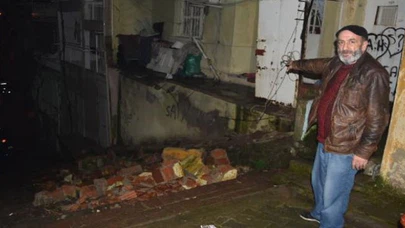 Sağanak yağmurda balkon çöktü