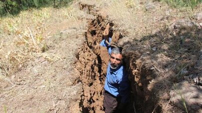 İnsan boyunda esrarengiz yarıklar korkuttu