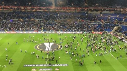 Lyon taraftarı sahaya girdi