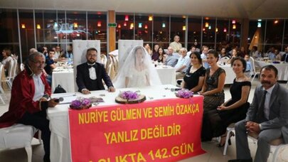 Nuriye ve Semih için nikahta pankart açtılar