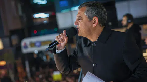 CHP lideri Özgür Özel:"Biz bu vakitten sonra durmayız; teslim olmayız, sinmeyiz ve vazgeçmeyiz"