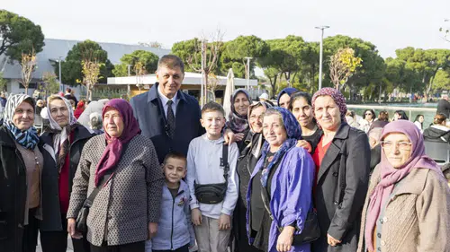İzmir'den Beydağlı kadınlara yeni yıl turu, Kemeraltı ve Kültürpark'ta kutlamalar yapıldı