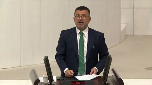 CHP'li Veli Ağbaba'dan yeni yıl mesajı: 2025'te kaybeden emekçiler ve gençler, umudu yeniden yeşertmeliyiz!