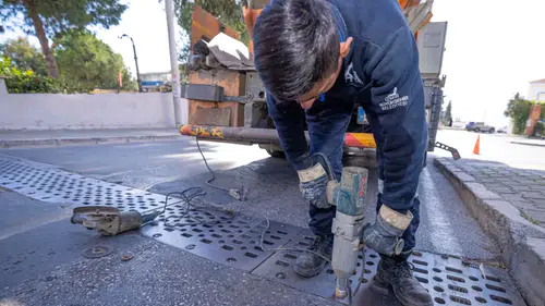 İZSU, yağmur suyu ızgaralarını temizleyerek İzmir'de taşkın riskini azaltmaya çalışıyor