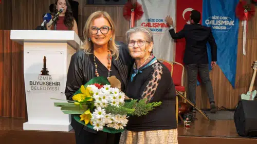 İzmir'de Huzurevi Sakinleri Yeni Yıla Eğlenceli Parti ile Girdi