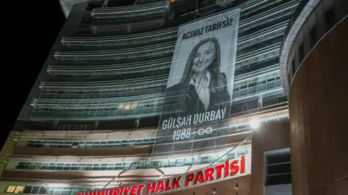 Gülşah Durbay'ın anısına CHP Genel Merkezinde "Acımız tarifsiz" pankartı asıldı