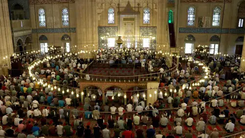 Diyanet'ten Yılbaşı Hutbesinde Alkol ve Kumar Uyarısı: "Kimliğimizle Çelişen Eğlencelerden Uzak Durmalıyız"