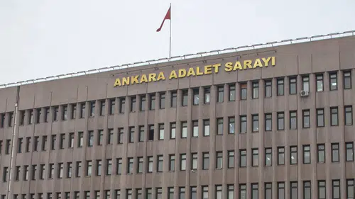 Ankara'da "polis ve savcıyız" diyerek 12 kişiyi 50 milyon TL dolandıran 24 şüpheli tutuklandı