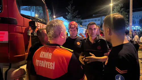 İzmir İtfaiyesi Balıkesir Sındırgı’da Depremzedelerin Yanında