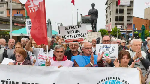 Emekliler zam talebiyle alanlarda: Ekonomik kriz siyasetin sorumluluğu!