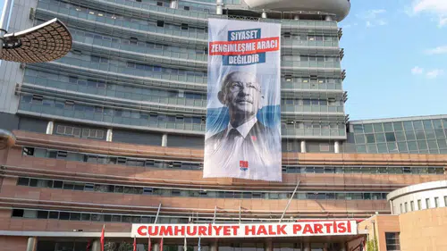CHP Genel Merkezi'ne "Siyaset zenginleşme aracı değildir" pankartı asıldı