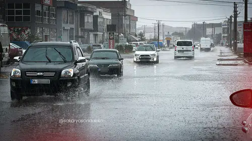 Sakarya’da sağanak hayatı felç etti: Dereler taştı, 18 okulda eğitime ara verildi