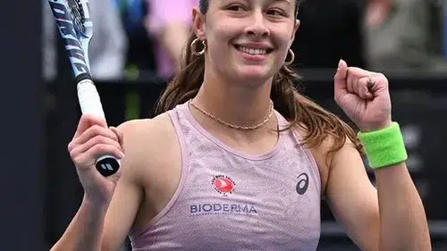 Zeynep Sönmez, Avustralya Açık'ta dünya 11 numarasını yenerek ikinci tura yükseldi!