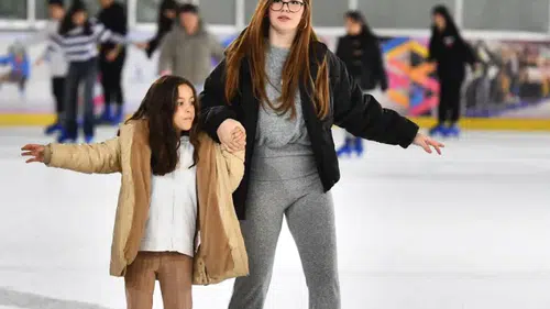 İzmir'de Öğrencilere Ücretsiz Buzda Kayma Keyfi!