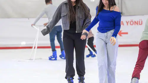 İzmir'de kış keyfi: Buz pistleri yarıyıl tatiline özel 15 Şubat'a kadar açık!