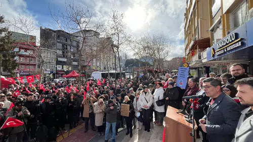 CHP, emekli krizine dikkat çekmek için Isparta Meydanı'nda buluştu