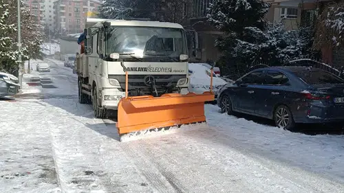 Çankaya Belediyesi kar yağışına karşı yoğun mücadele başlattı, yollar güvenli hale getiriliyor.