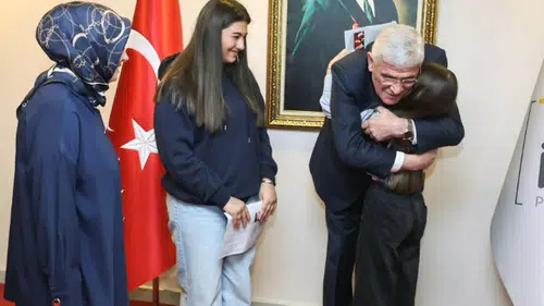 İYİ Parti lideri Müsavat Dervişoğlu, Sinan Ateş’in eşi Ayşe Ateş ve kızları ile görüştü