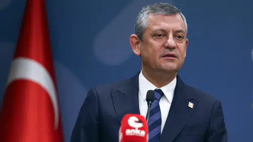 Özgür Özel’den Silivri tepkisi: “Sanık VIP kapısından, biz millet kapısından giriyoruz”