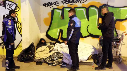 İzmir'de Soğukta Yaşayanlara Barınma Yardımı: 32 Kişi Güvenli Alanlara Yerleştirildi