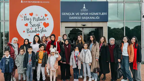 İzmir'de Renkli Harfler Projesi ile çocuklar için okuma yazma atölyeleri ve buz pisti etkinliği düzenlendi