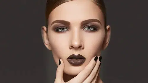 90'ların Efsane Makyaj Trendi Geri Döndü: Kahve Tonlarında Çerçeveli Dudaklar Yeniden Moda!
