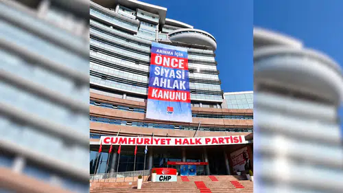 Kılıçdaroğlu'ndan "Siyasi Ahlak Kanunu" çağrısı, CHP Genel Merkezi'ne pankart asıldı